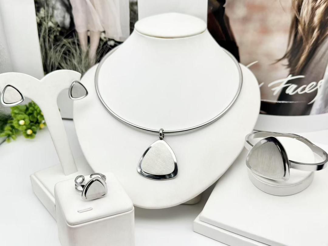 NON TARNISH WOMEN NECKLACE, EARNING, BRACELET AND RING SET