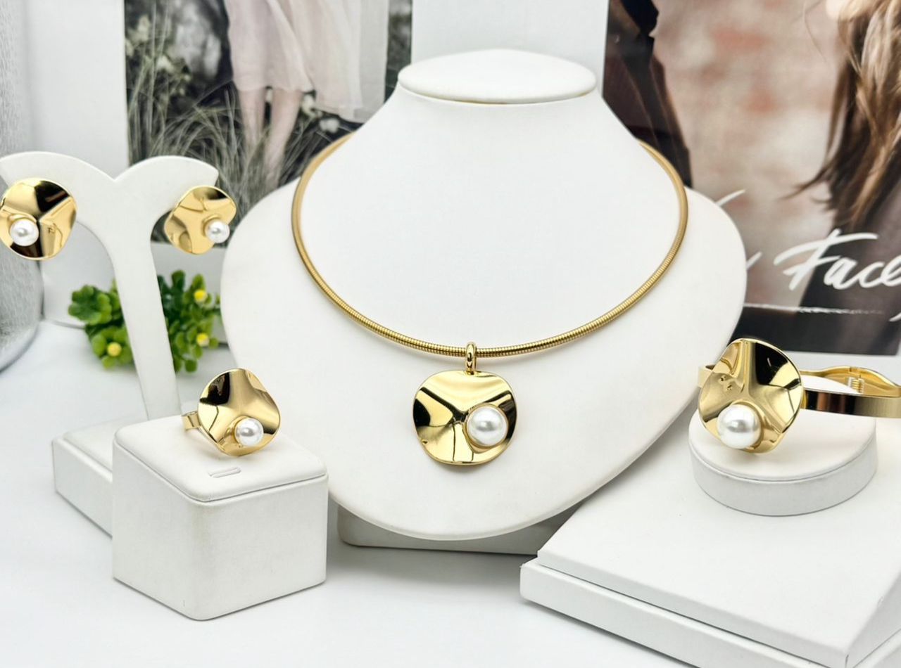 NON TARNISH WOMEN NECKLACE, EARNING, BRACELET AND RING SET