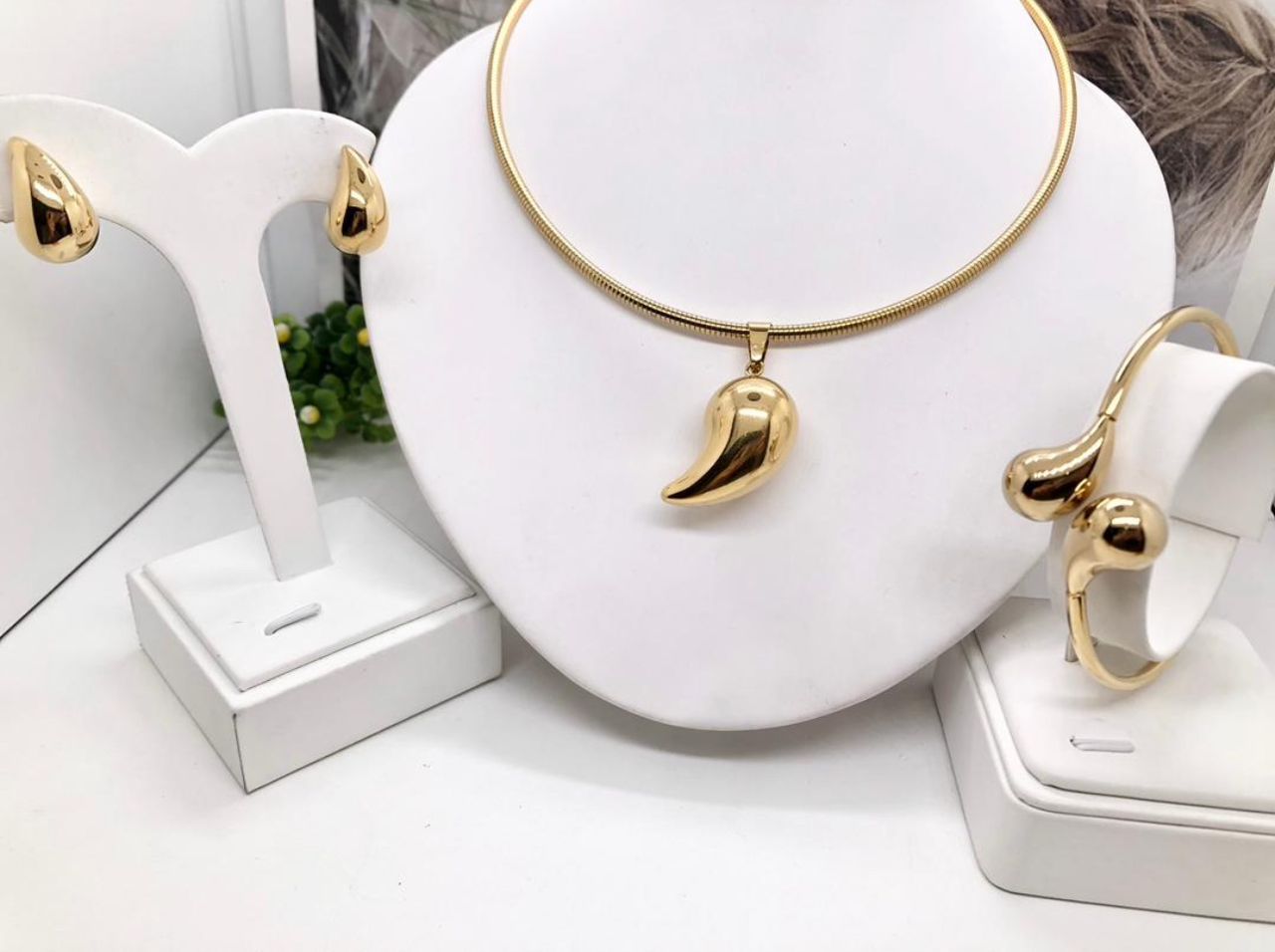 NON TARNISH WOMEN NECKLACE, EARNING, BRACELET AND RING SET